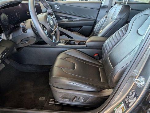 Used 2025 Hyundai Elantra Limited image 11
