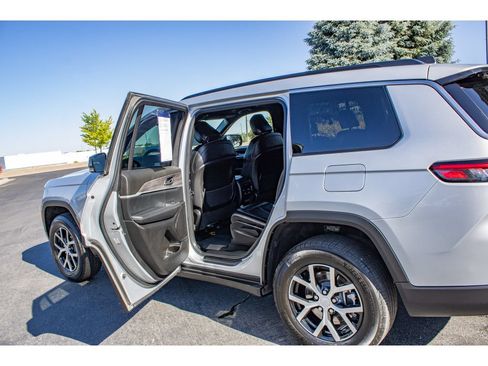 Used 2024 Jeep Grand Cherokee L Limited AWD/4WD image 17