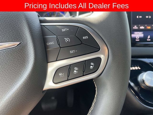 Used 2025 Chrysler Pacifica Select FWD image 28