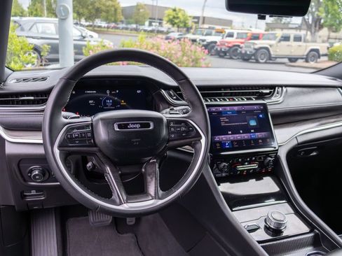 Used 2024 Jeep Grand Cherokee Limited w/ Luxury Tech Group II AWD/4WD image 16