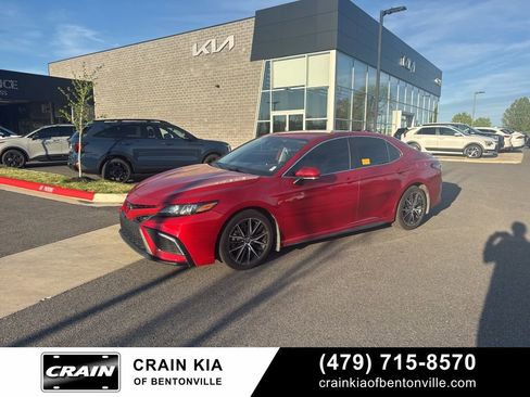 Used 2022 Toyota Camry SE image 1