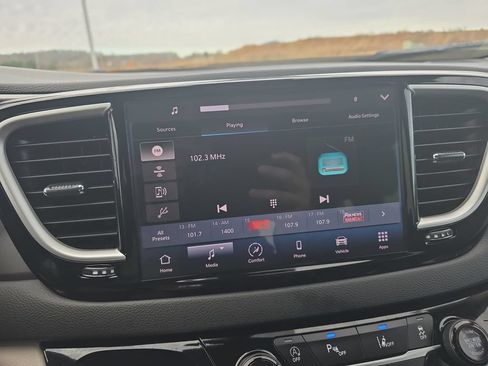 Used 2024 Chrysler Pacifica Touring-L FWD image 16