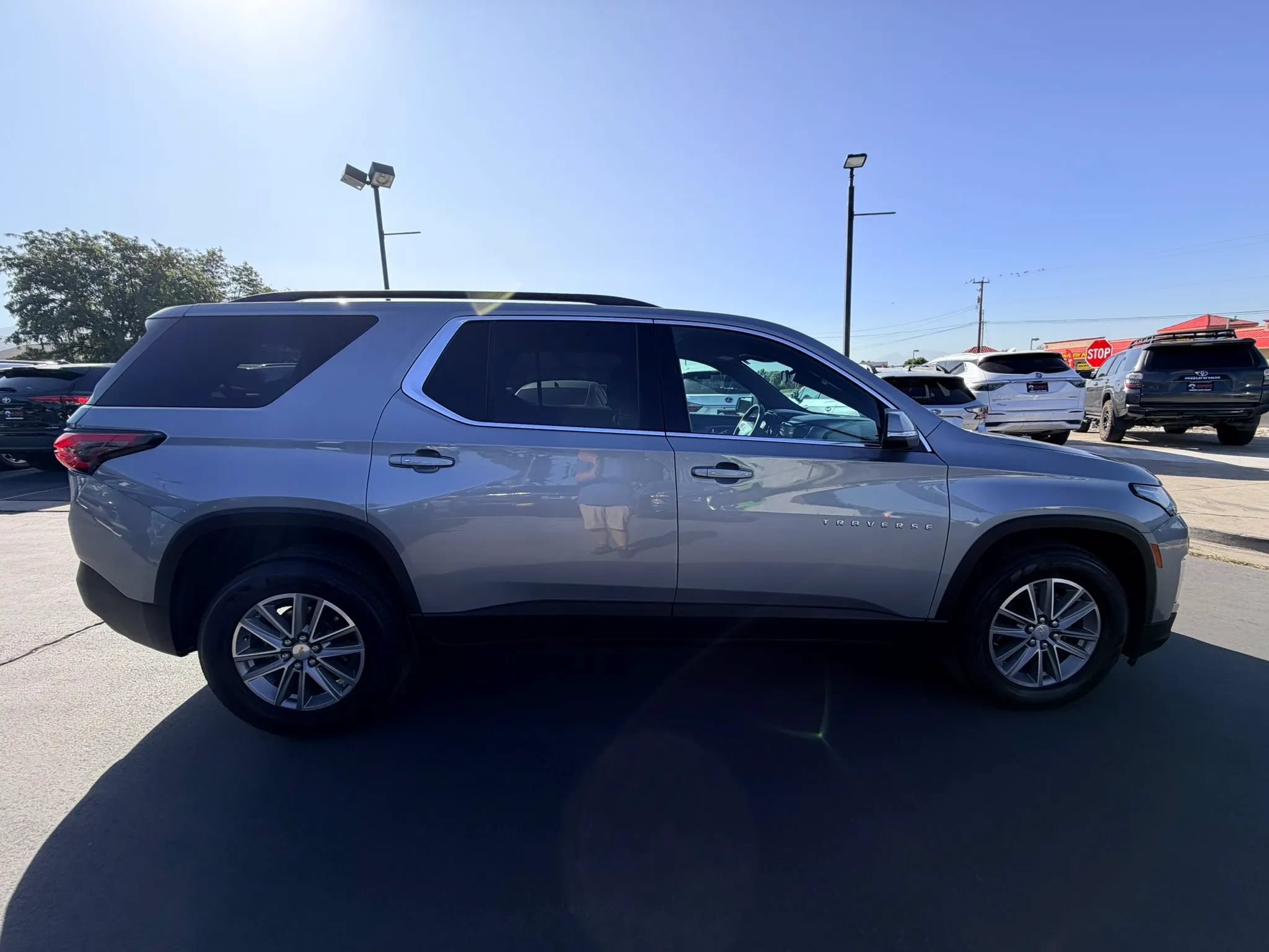 Used 2023 Chevrolet Traverse LT FWD image 4
