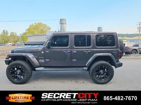 Used 2018 Jeep Wrangler Unlimited Sahara w/ Cold Weather Group AWD/4WD image 8