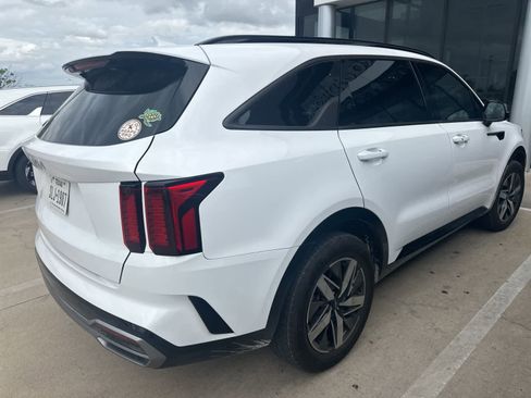 Used 2023 Kia Sorento S w/ Panoramic Sunroof Package image 3