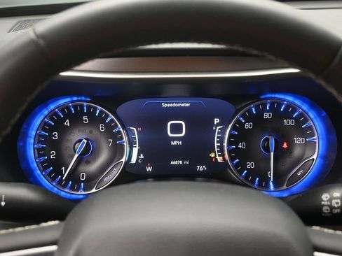 Used 2023 Chrysler Pacifica Touring-L FWD image 11
