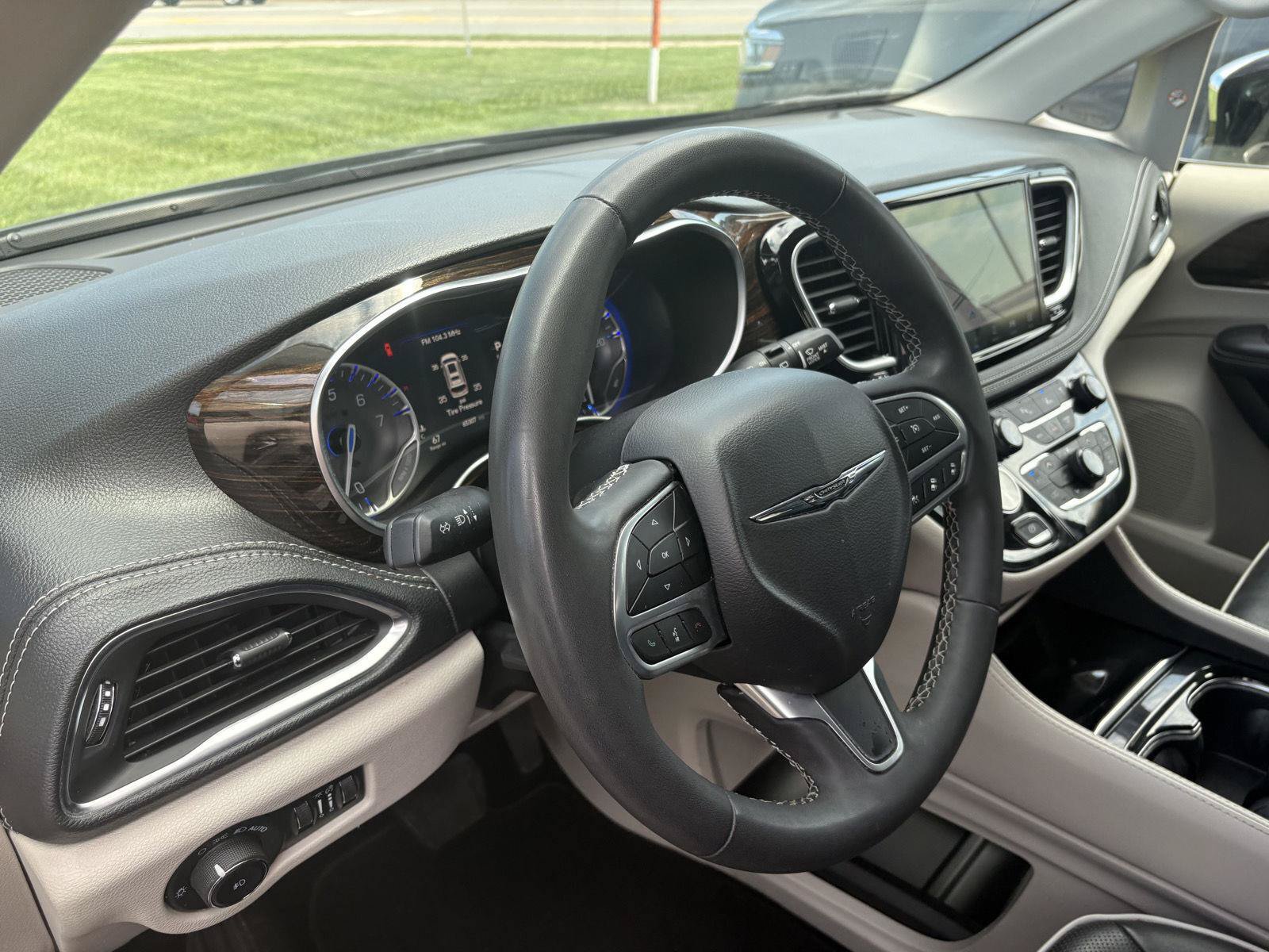 Used 2023 Chrysler Pacifica Limited FWD image 10