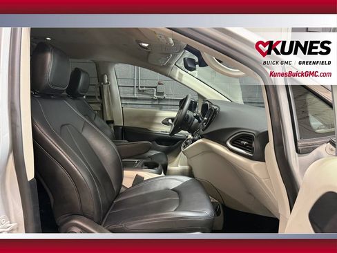 Used 2024 Chrysler Pacifica Touring-L FWD image 37