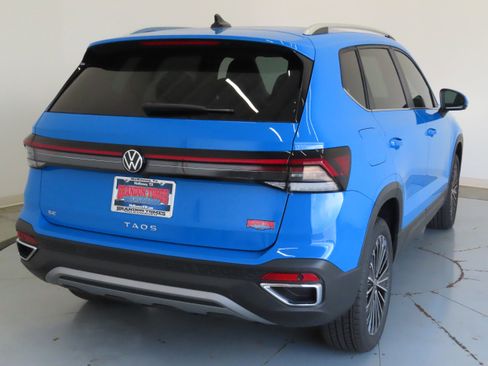New 2026 Volkswagen Taos SE FWD image 4