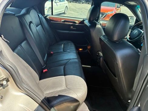 Used 2006 Lincoln Town Car Signature Limited RWD image 16