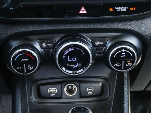 Used 2023 Hyundai Venue SEL FWD image 16