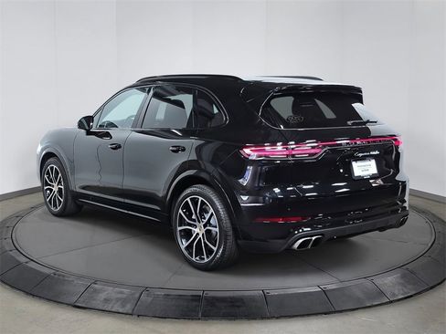 Used 2019 Porsche Cayenne Turbo image 3