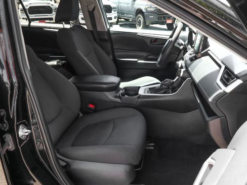 Used 2021 Toyota RAV4 LE AWD/4WD image 39