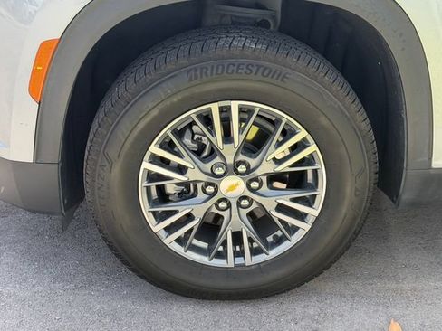 Used 2025 Chevrolet Traverse LT FWD image 9