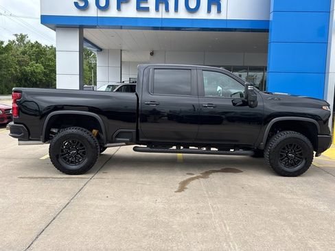 Used 2024 Chevrolet Silverado 2500 ZR2 w/ Technology Package AWD/4WD image 2
