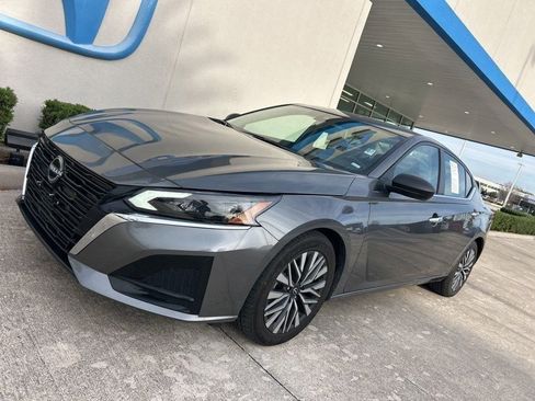 Used 2024 Nissan Altima 2.5 SV image 4