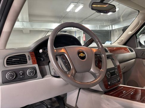 Used 2013 Chevrolet Avalanche LTZ image 18