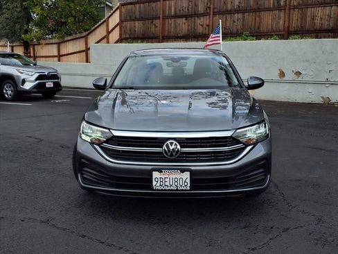 Used 2022 Volkswagen Jetta SE image 2