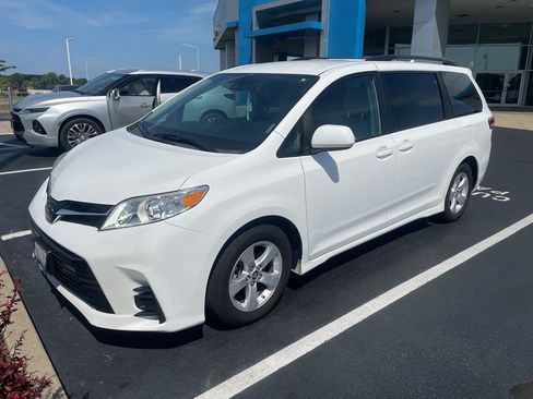 Used 2019 Toyota Sienna LE FWD image 1