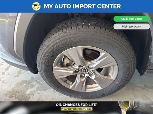 Used 2025 Toyota RAV4 XLE AWD/4WD image 9