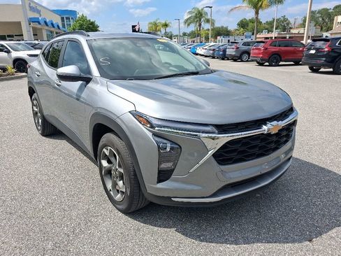 Used 2025 Chevrolet Trax LT w/ LT Convenience Package FWD image 3