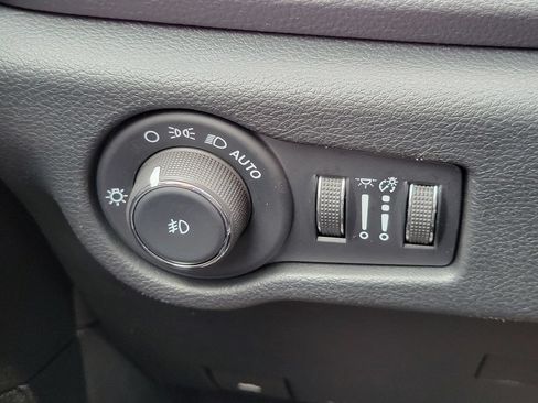 Used 2025 Chrysler Pacifica Limited FWD image 15