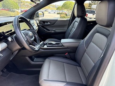 Used 2025 Chevrolet Equinox LT w/ Convenience Package II image 9