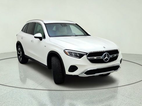 Used 2025 Mercedes-Benz GLC 350e 4MATIC image 4