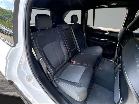 New 2026 Jeep Grand Cherokee Laredo AWD/4WD image 10