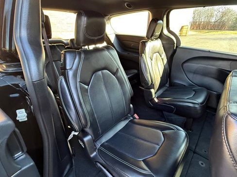 Used 2025 Chrysler Pacifica Select image 18