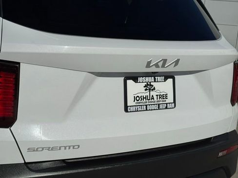 Used 2023 Kia Sorento LX image 10