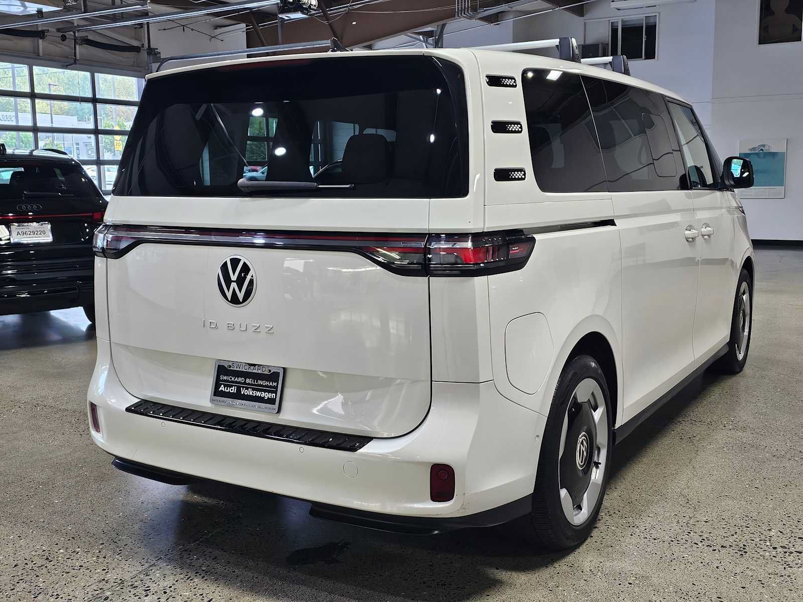 Used 2025 Volkswagen ID. Buzz Pro S RWD image 3