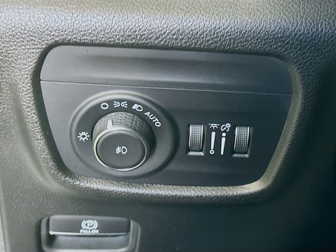Used 2023 Jeep Grand Cherokee L Limited AWD/4WD image 17