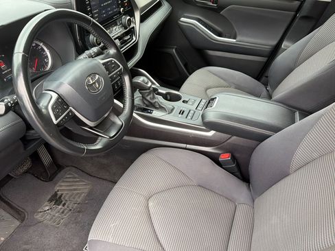 Used 2022 Toyota Highlander LE image 9