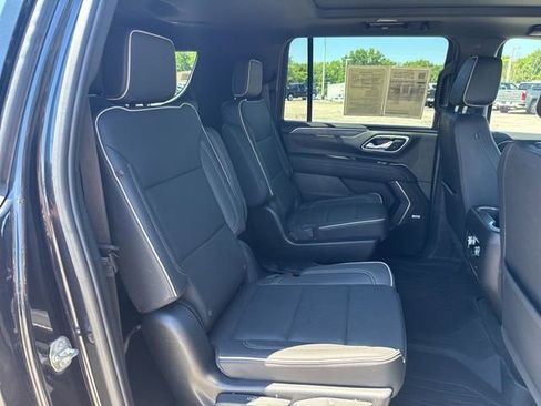 Used 2023 GMC Yukon XL SLT w/ SLT Premium Package AWD/4WD image 12