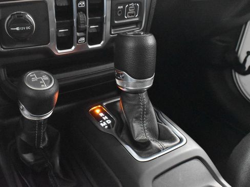 Used 2025 Jeep Wrangler Sahara image 19