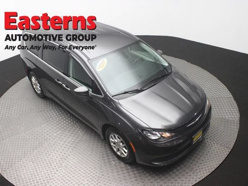 Used 2022 Chrysler Voyager LX FWD image 3
