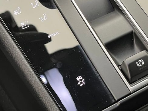 Used 2025 Porsche Macan image 16