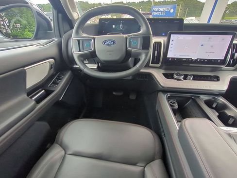 Used 2025 Ford Expedition Active AWD/4WD image 17