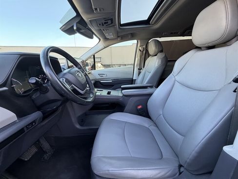 Used 2022 Toyota Sienna XLE FWD image 22
