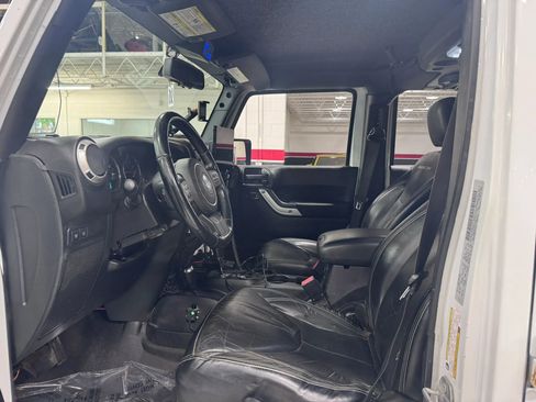 Used 2015 Jeep Wrangler Unlimited Rubicon w/ Connectivity Group AWD/4WD image 20
