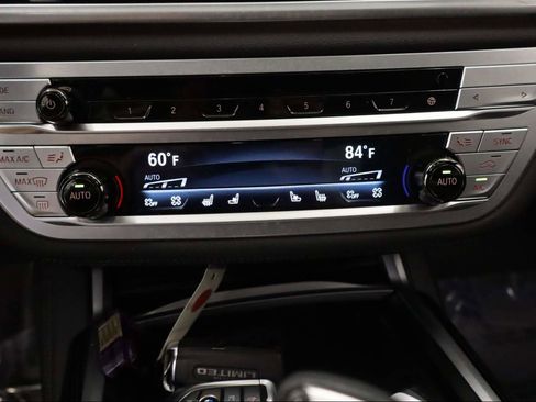 Used 2022 BMW 750i xDrive w/ Executive Package image 11