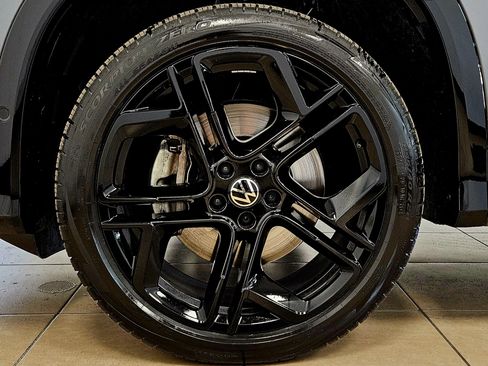 Used 2025 Volkswagen Tiguan SE R-Line image 33