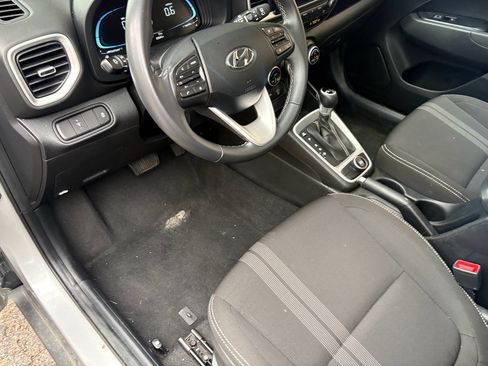 Used 2025 Hyundai Venue SEL FWD image 12
