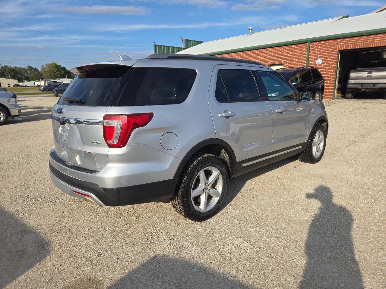 Used 2017 Ford Explorer XLT w/ Equipment Group 202A AWD/4WD image 3