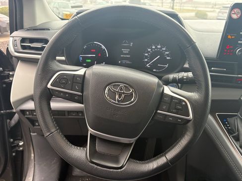 Used 2024 Toyota Sienna XLE image 15