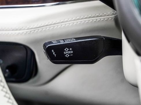Used 2021 Bentley Bentayga AWD/4WD image 41