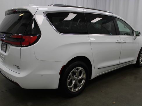 Used 2021 Chrysler Pacifica Limited w/ Premium & Safety Sphere Group AWD/4WD image 5