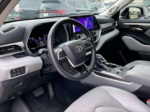 Used 2024 Toyota Highlander Limited image 17