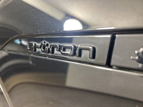 Used 2024 Audi Q8 e-tron Premium Plus w/ Premium Plus Package image 33